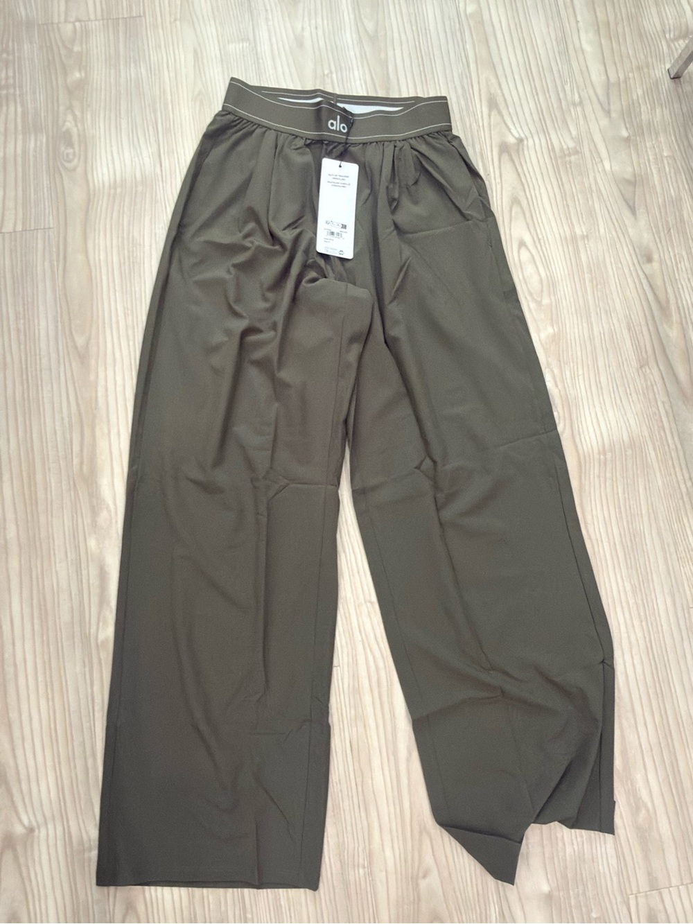 ALO Yoga Woman Olive Wide-Leg Jogger Pants